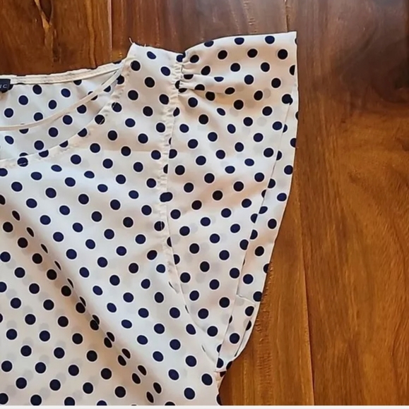 Zara White Polka-dot Top Blouse with Flutter Sleevs ASO Kate Middleton - Picture 9 of 12